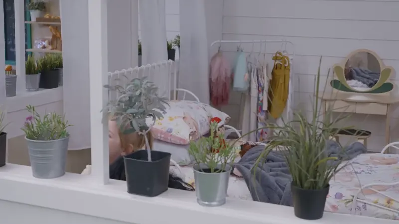A calm corner with plants and dress-ups